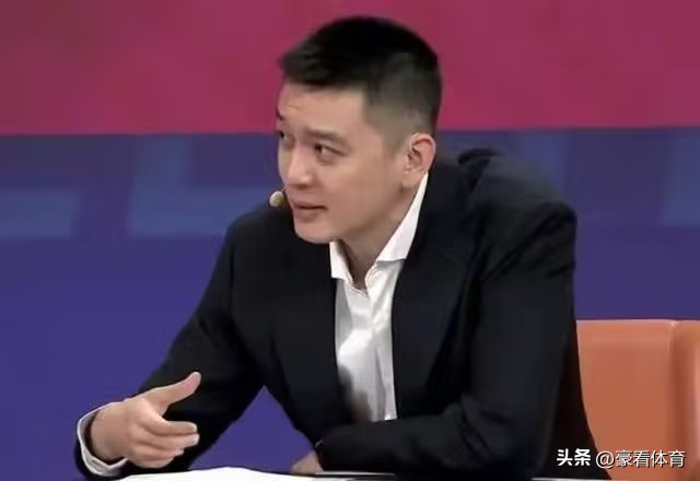 一针见血！杨鸣:喊话广东，别不好意思，赶紧联系莫兰德:

广东客场对阵北京北汽，最终以18分的分差，迎来新赛季两连败。整场比赛，广东队的内线如入无人之境，周琦轻轻松松砍下17分7篮板，阿祖布克登场9分钟，只得到1分3篮板1助攻，正负值－14。不说限制周琦发挥，连邱天这样的球员硬是顶不动，打得是极其郁