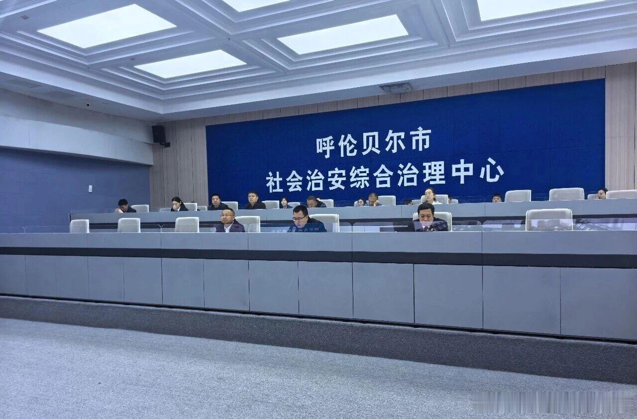 【为调解赋能 为解纷增效丨中院干警应邀在全市“综治大讲堂”授课】
近日，在呼伦贝尔市社会治安综合治理中心举办的全市“综治大讲堂”系列专题培训班上，呼伦贝尔市中级人民法院民四庭庭长张赫男围绕房地产纠纷领域案件审理热点难点问题进行专题授课。全市两级综治中心工作人员、常驻单位及入驻调解组 ​