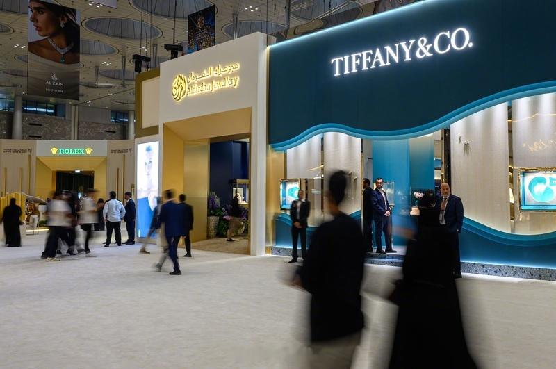 #Tiffany 中国区负责人致歉##Tiffany月饼#【成都女子消费 20 万，月饼寄错反收 "散装桃酥"，吐槽后账号被限】近日，四川成都一名消费者自述，在 Tiffany（蒂芙尼）专柜一次性消费超 20 万元珠宝。中秋前夕，门店销售承诺赠送品牌月饼礼盒，却因工作人员操作失误被寄错给其他客户，销售回复 "下次公司有 ​