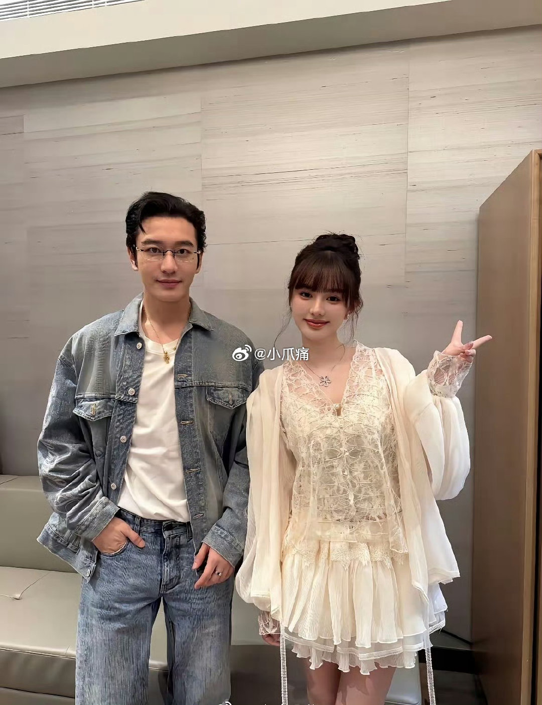 黄晓明真的很喜欢和长得像叶珂的女生合影 ​