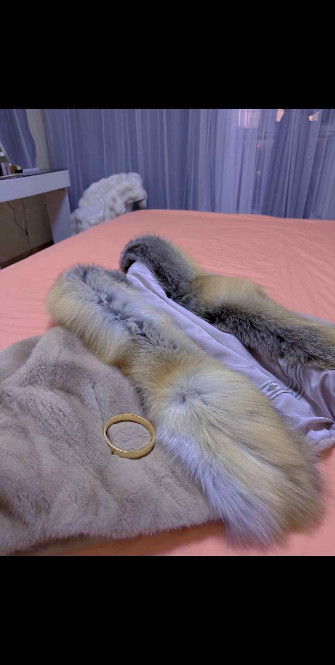 成熟女人的三件套：穿貂、戴黄金、听凤凰传奇！