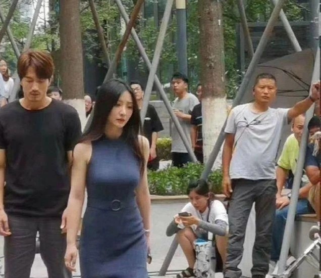 原来柳岩真人竟然长这样？路人原生生图流出，身材状态太过真实！ ​​​