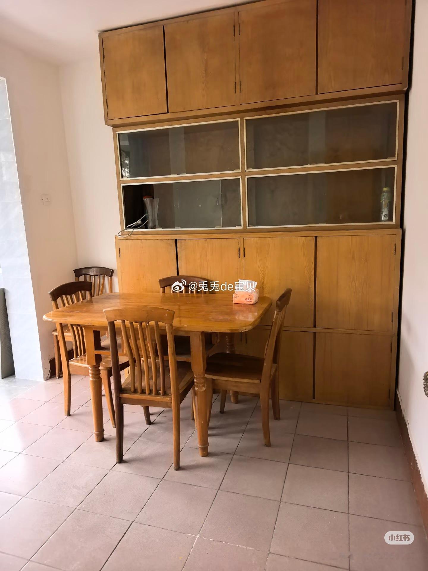 ✨昆明水利水电学校校内三室一厅出租✨

🏠户型：三室一厅一厨一卫
📍位置：北市区水利水电学校院内
✅优势
▪️就在学校里面，治安好，环境安静
▪️免物业费，校内停车方便
▪️生活配套齐全，适合家庭、陪读居住

📌房屋情况
简单装修，带部分家具，家电需要自备
房子采光不错，看房方便
💰 ​