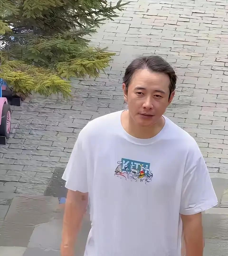 这才是真实的罗晋！


现在的他不常出现在荧幕上了，整个人和以前相比变化很大。曾经是那个玉树临风、气质出众的小生，如今看上去却老了不少。

和唐嫣一起出门的时候，甚至有网友形容，两人看起来像是隔了一个时代。最让人感慨的是，他的头发，现在是真的少得明显。

目前，他本人并没有回应这些变化，生活状态如何