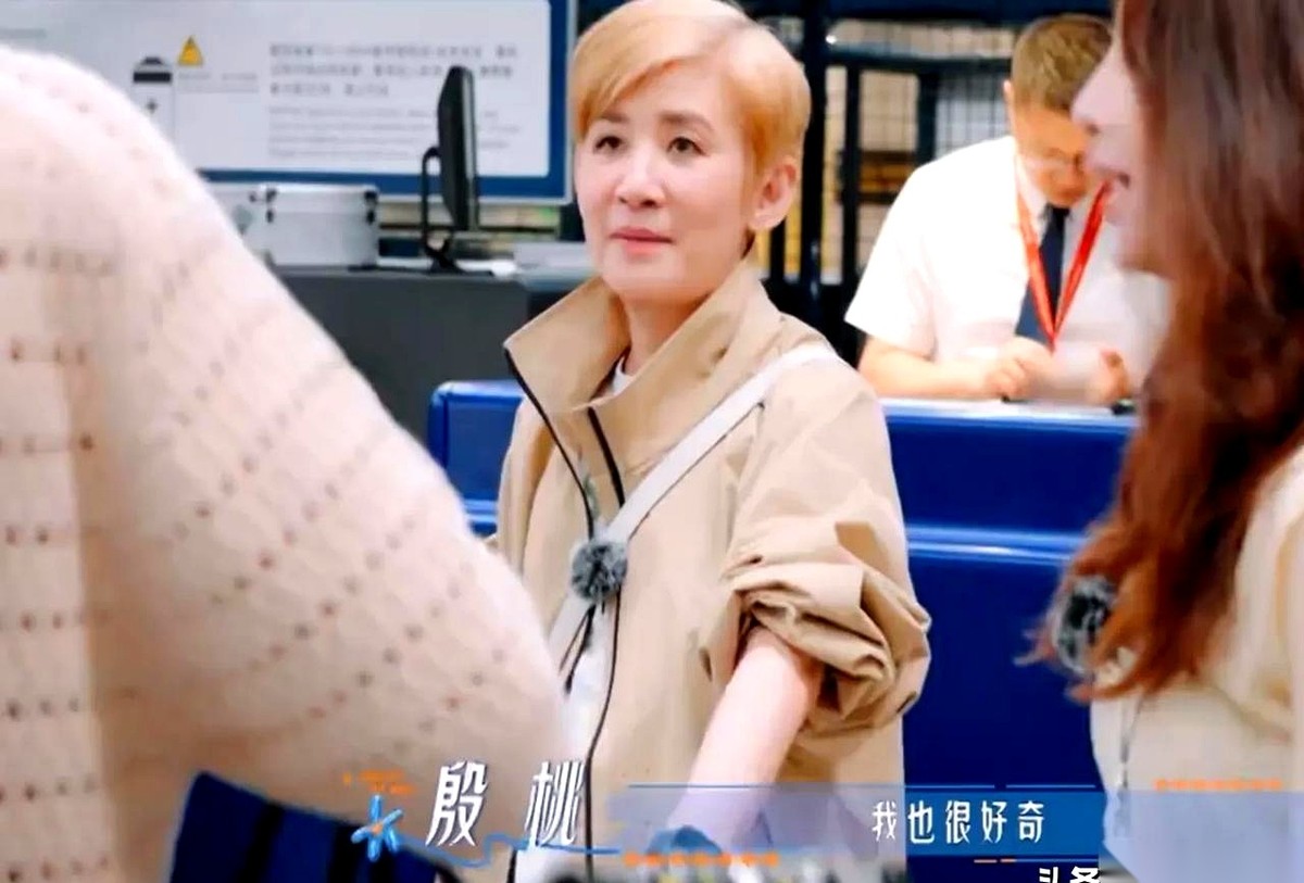 女明星走机场，不是拼高定就是秀限量版包包。
但你敢信？林依晨居然拎了个大号编织袋就大摇大摆去了。
吴君如好奇凑过去一问，好家伙，里面竟然塞了个——简易移动厕所！
真的，看到这我鸡皮疙瘩都起来了，太绝了。
她为什么带这玩意儿？
就因为出发前，周冬雨和王星越顺嘴抱怨了一句，说自己“贼爱上厕所”，怕出了国