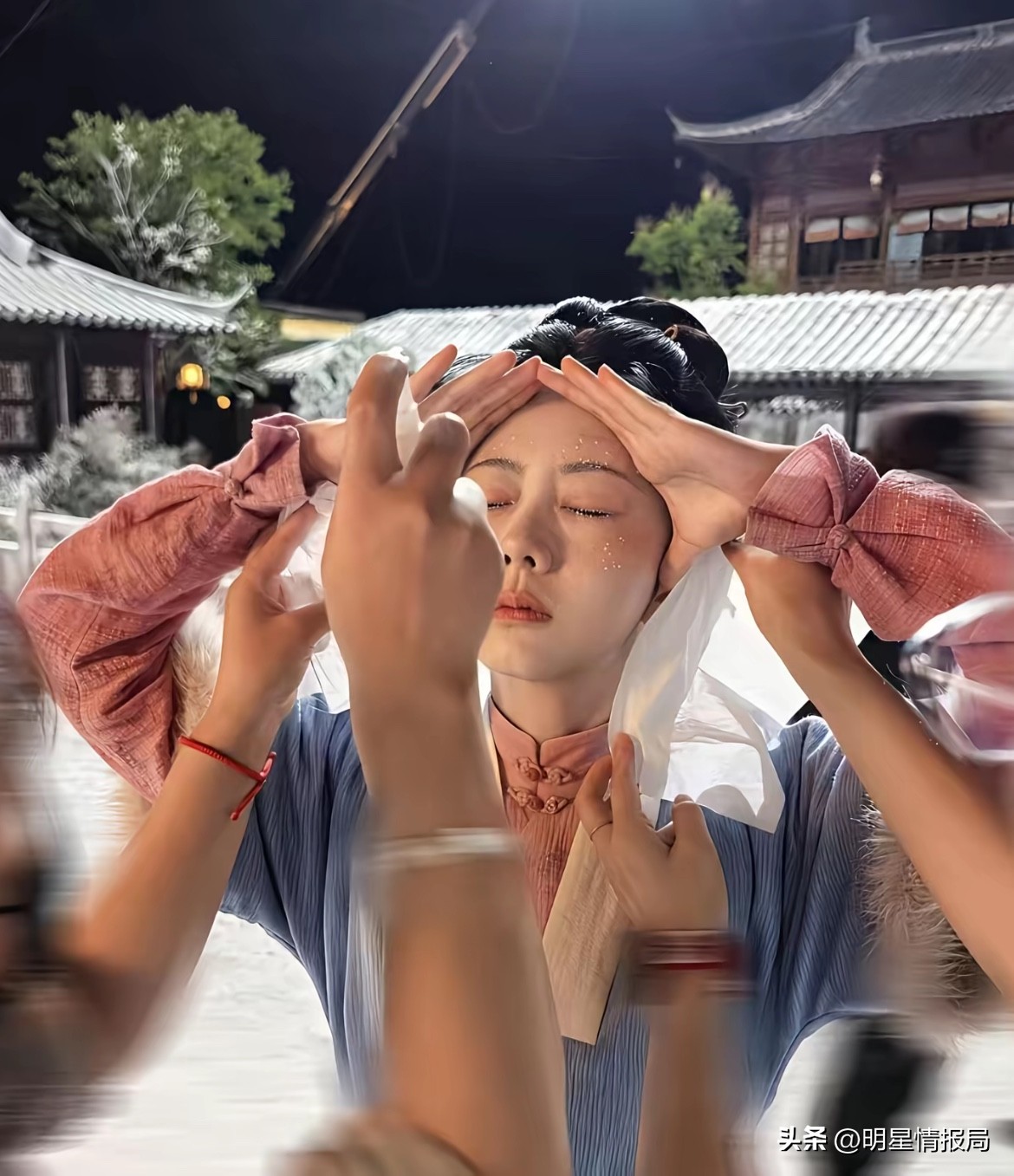 谭松韵这场戏
化妆师往她脸上扎了 6-7 个小时的针

别误会，这不是医美，而是在排汗

拍冻伤戏份的时候，脸上贴的是3D硅胶特效膜，化妆一次就要六七个小时。

横店六月四十度的高温，硅胶闷在脸上，汗积在皮肤底下妆就毁了。

化妆师只能用细针一点点帮她排汗。

这个角色跨度很大，从十几岁演到八十岁。