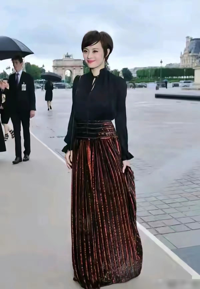 41岁的‍孙俪亮‏‎‌相巴黎时尚活动，‎没走⁠﻿性感路线，也没刻意露肤‏‏⁠，就‏靠这一身打扮，愣是穿出了十足的气‎‎场。
这气场真不是靠满身大logo堆出来的，而是赢在了一份骨子里的松弛感。现场高清生图里，孙俪完全没去硬凹所谓的少女感，主打一个黑白简约风。上身是一件单肩暗纹山东绸衫，下身搭了一条