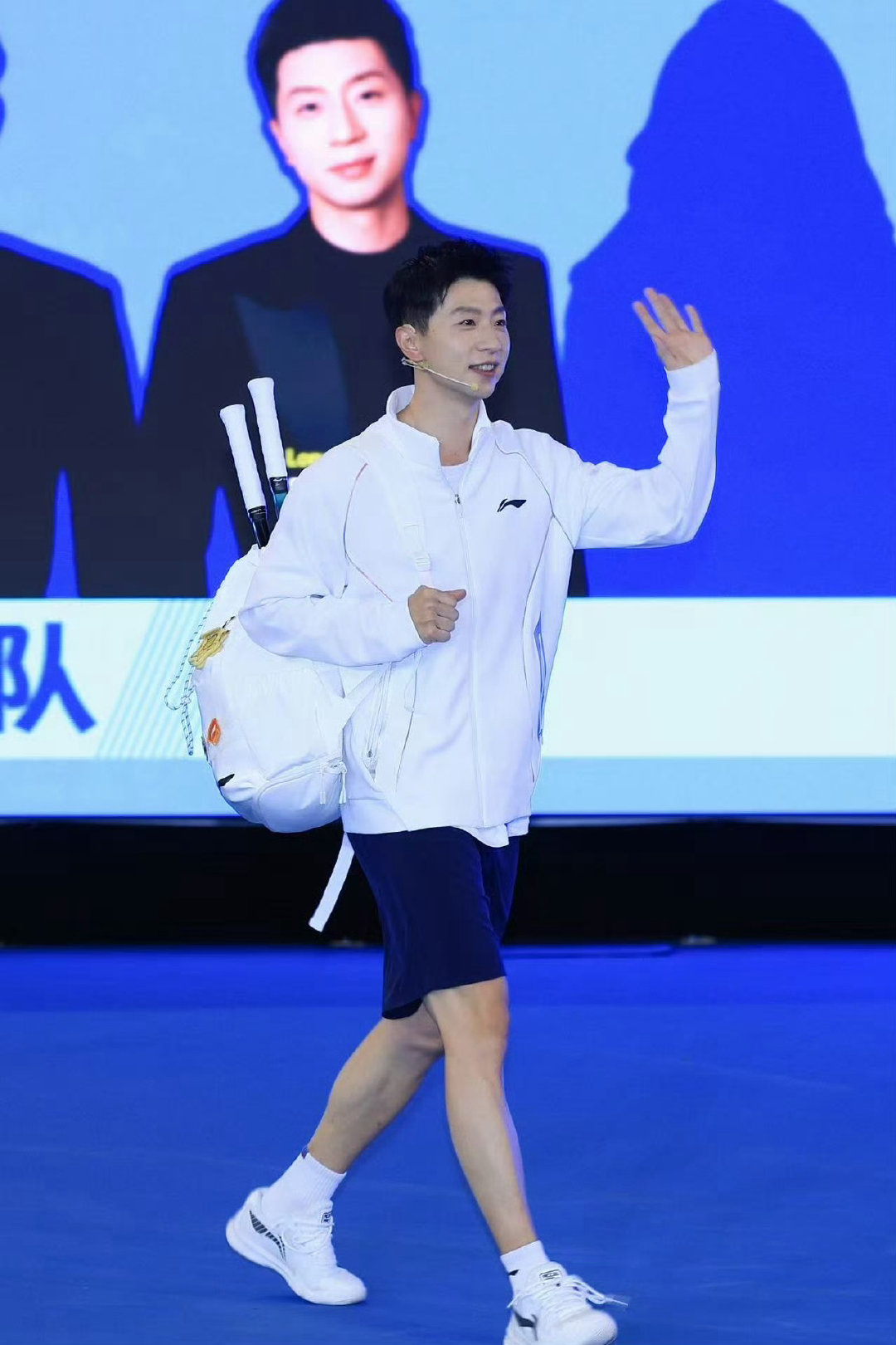 #马龙澳网跨界打网球# 越前马龙限定皮肤出现了。。。GOAT马龙今晚上也太帅了，气质又干净清爽，身材比例还那么优越。。。 ​
