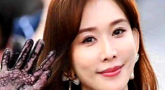 “老公动手，假体都爆了。”51岁林志玲一觉醒来，被这离谱传言砸个正着。

网传那些所谓的假体破裂图，扒开一看全是剧照裁剪凑的。林志玲直接丢出一句“没有家暴，只有抱抱”。经纪人顺手补刀：她平时压根不看新闻，这次实在太离谱才出来发声。

转头两口子就被拍到在凡尔赛宫牵手溜达，跟普通夫妻出门散步没两样。人