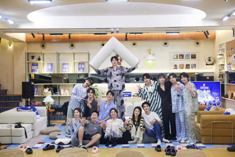 《我们的宿舍·归心季》正式收官
9月1日，《我们的宿舍·归心季》正式收官。节目中以何炅、李雪琴、丁程鑫、杨迪、吴泽林为代表的轮值管家，构成了宿舍的熟人局核心。他们悉心招待登门作客的好友，张罗聚会、整活不断，并践行开篇定下的五条“做自己”的宿舍公约，让每一位远道而来的客人，都能在无微不至的关照和倾听中