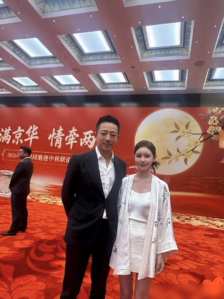 马筱梅穿条短裙去两岸中秋联谊会，被人追着骂不庄重。
我翻了翻她过去的公开亮相。5月合肥开店，白色长裙，仙气飘飘。华谊电影之夜，抹胸礼服，优雅出众。连去个TOM FORD酒会，都是全套白西装，高马尾，尖头鞋，标准名媛模板。
唯独这次翻车，穿的随性。
你再细看，她欧洲私服全是低饱和、利落版型，走的