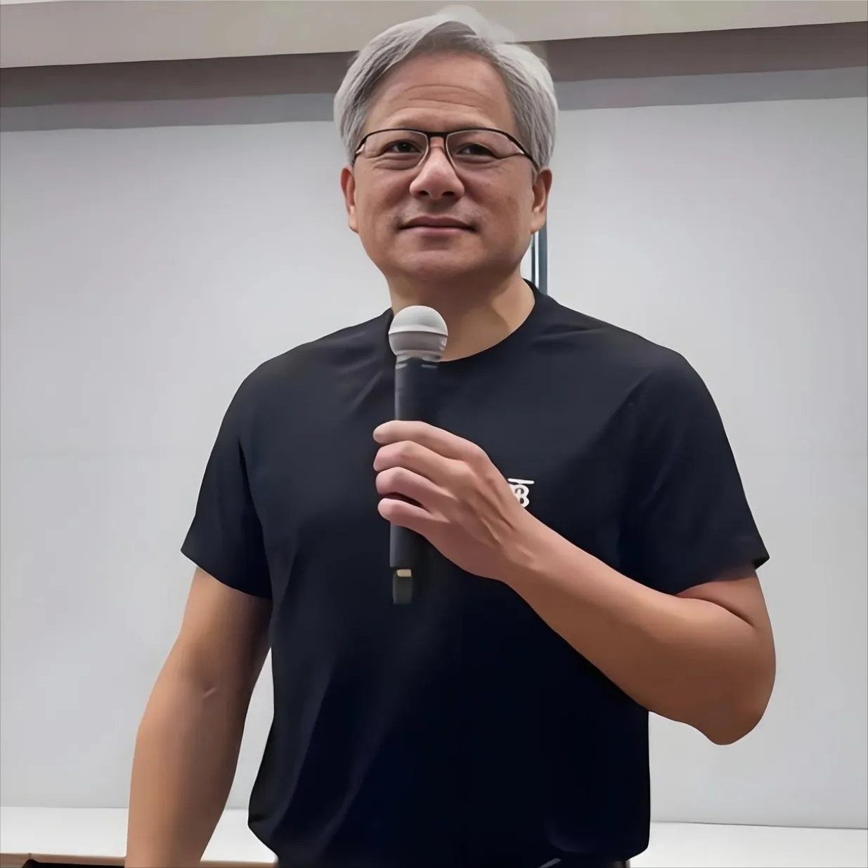 难怪有人常说，华人要是和白人结婚，到了第三代基本就看不见华人的样子了。全网吵翻的“华人混血三代无黄种相”骗局，竟被黄仁勋一家的真实现状狠狠戳穿！人人都盯着他儿女一张纯白人的脸嘲讽华人基因弱势，却没人敢深挖这对混血兄妹藏在西化外表下的真正底牌。
 
 
在全球科技圈，黄仁勋是妥妥的华人标杆，实打实的中
