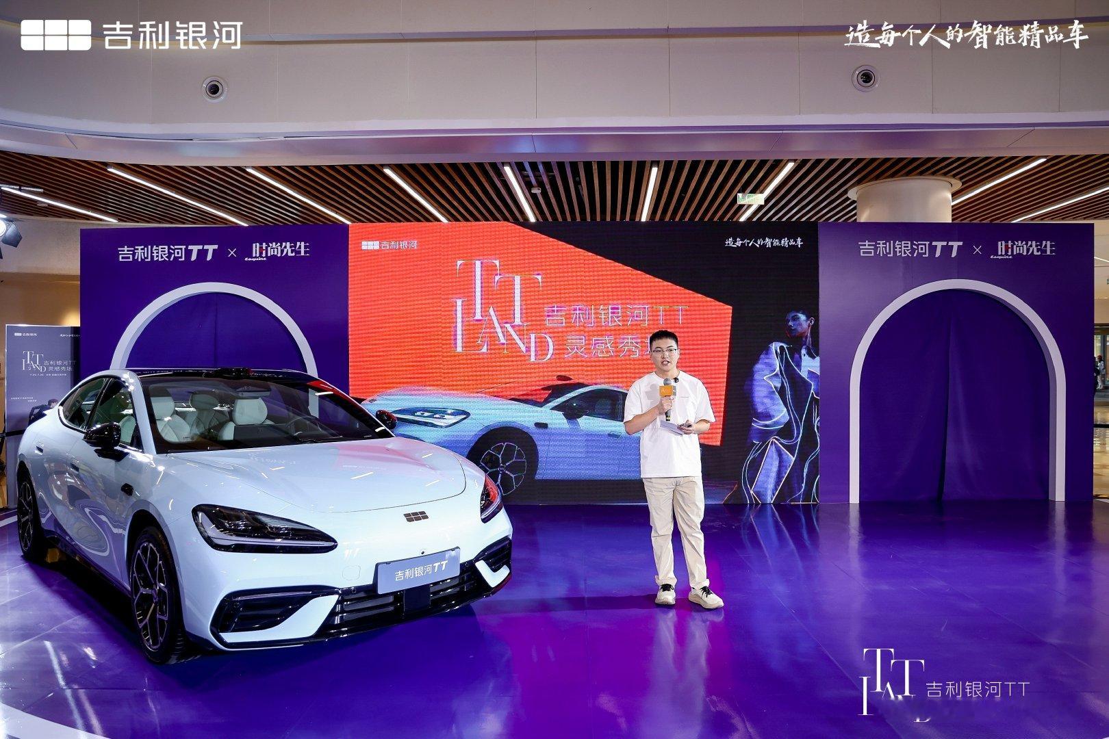 路过商圈，停下来瞅了瞅外面摆的这台车。
外观颜色搭配挺好看，低趴的样子视觉感很强。
车内有个细节挺新奇，可以直接固定拍摄设备还能供电，之前很少见到这种。
放东西的位置也挺多，过日子用倒是挺方便，不知道实际体验会不会和展车一样。 ​