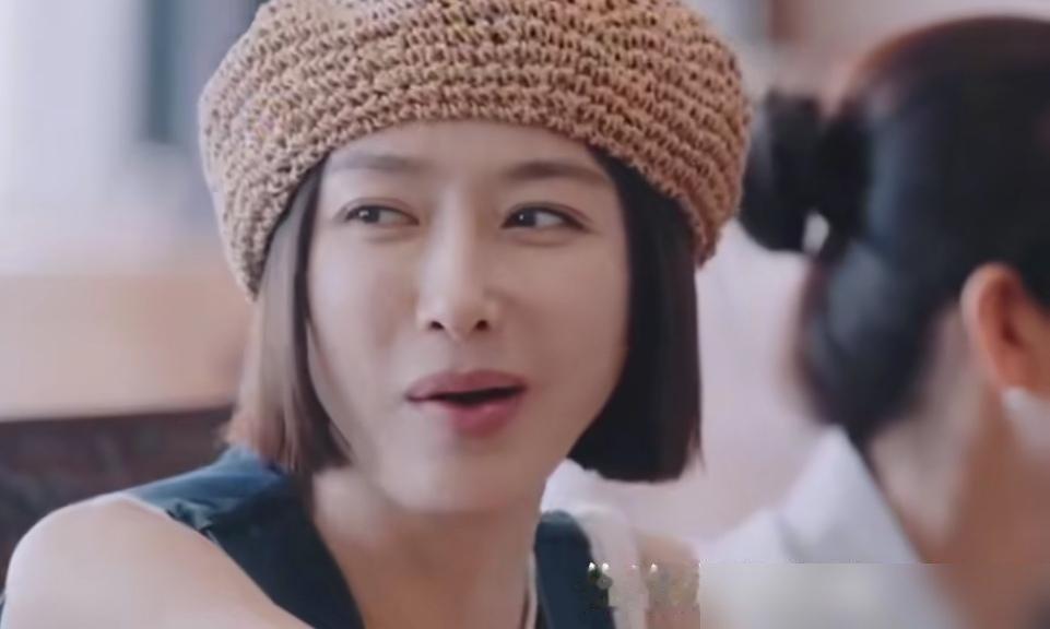 辛芷蕾去秦岚家泡澡，第一件事不是放水，是抄起刷子给她刷浴缸。秦岚靠在门框上嗑瓜子，说“左边没刷干净”，辛芷蕾头都不抬回一句“你上次泡完的泥儿还在呢”。
这俩从《花少》掐到现在，真没虚的。别人上节目是装熟，她俩是生怕对方日子过得太舒坦。辛芷蕾当电影节评委，秦岚在综艺救场，各忙各的，凑一块儿照样互相拆