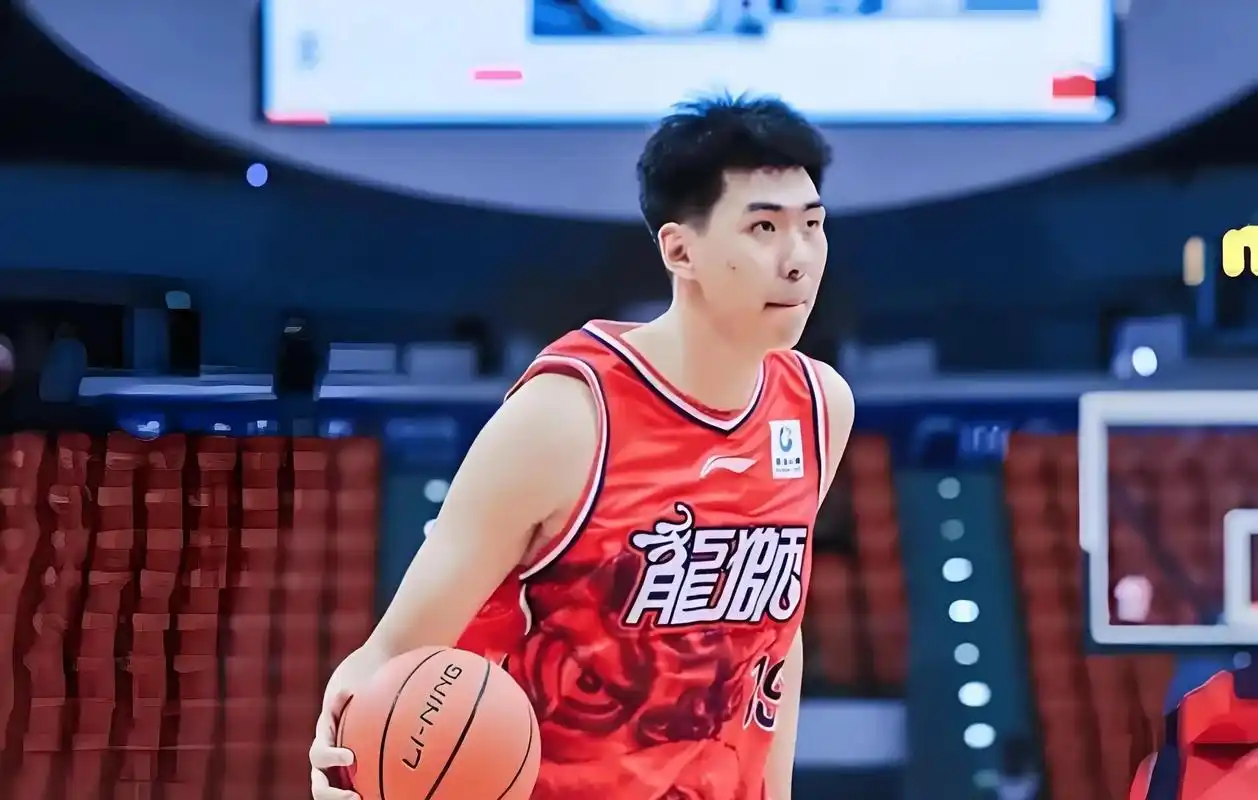 中国篮球终于开窍了！徐昕去NCAA不是个例，年轻一代都在往美国大学挤。放弃国内安逸的合同去修罗场搏命，这帮年轻人就是中国男篮下一个十年的指望。 
 
一个2米26的大个子，这两天正在北京某训练馆里闷头猛练。 
 
没有队友，没有战术体系，就他一个人。 
 
而就在几天前，围绕他的那份租借协议，刚刚被