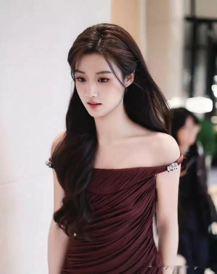 兼具古典韵味与现代灵动。深棕长发如海藻般自然垂落，慵懒的波浪卷梢带...