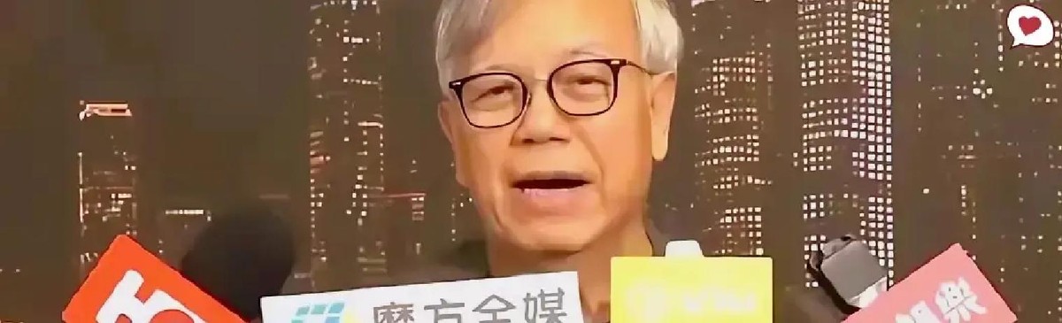 身家几十亿的周星驰，最近连着一星期自己开车跑酒楼，把当年拍《少林足球》的那帮老面孔一个一个请出来吃饭，每顿饭吃完自己抢着掏钱结账，认识他几十年的人都看愣了

圈内原本都在等着《功夫女足》票房尘埃落定后的大排场庆功会，媒体长枪短炮早准备好了，结果他连助理和司机都没带，一个人握着方向盘，天天准点在包厢里