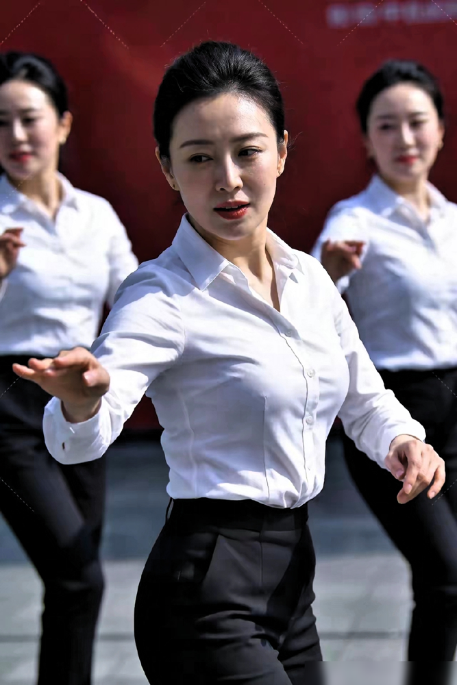 张颂文演了个建委主任，全素颜，白衬衫黑西裤，头发随便一盘。就这，直接把秦主任比下去了。
不是妆造，是那股劲儿。往那一站，肩是松的，眼神是定的，说话慢半拍，但每句都砸地上。没有一丝讨好感，干净得吓人。
《风中有朵雨做的云》里的唐奕杰，建委主任。一个本该油腻的角色，愣是被他演出了体制内少见的清爽感。