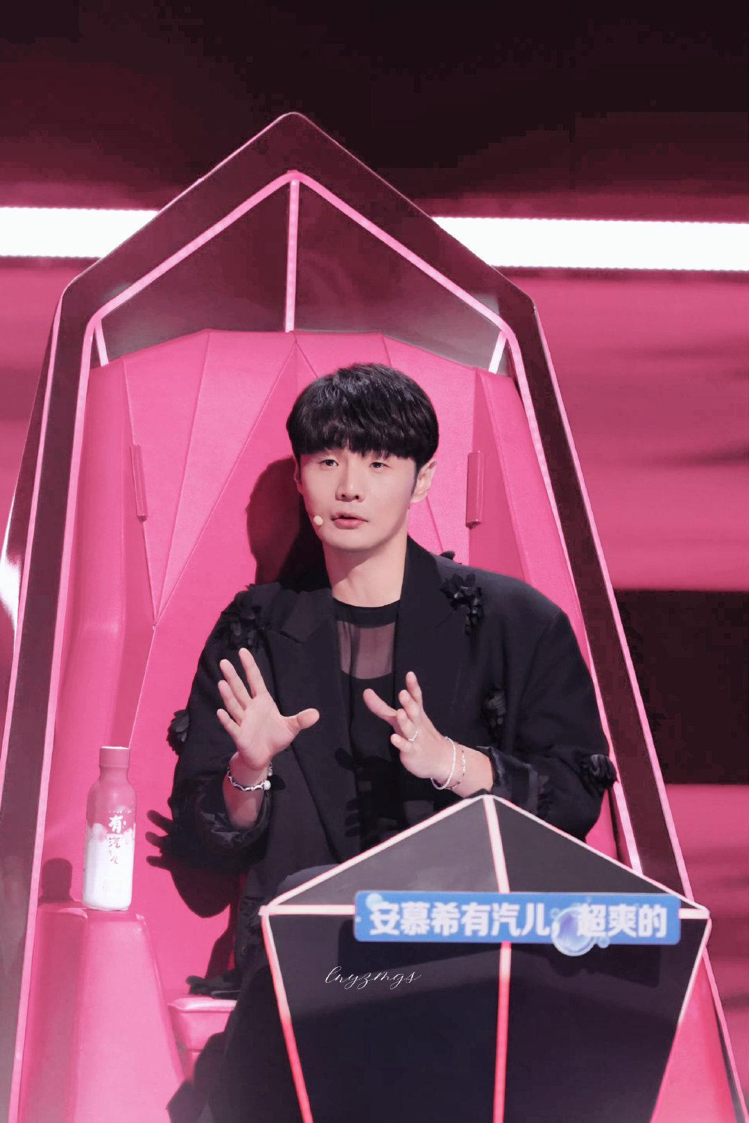 #李荣浩[超话]#  饭修
话题都关于他 无伤风雅 ​