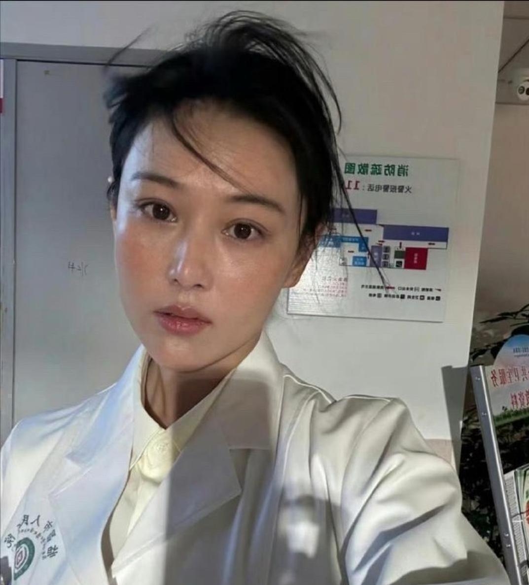 我的天！这居然是张馨予素颜照！
没有美颜滤镜，褪去红毯浓妆，五官依旧能打。
婚后的她不爱扎堆娱乐圈，闲下来就在自家小院种菜养花，安安静静过日子。
对比以前荧幕上明艳张扬的模样，素颜的她多了一份松弛平和，看着特别舒服。
很多网友感慨，不用靠华丽包装，自在的状态才最耐看。