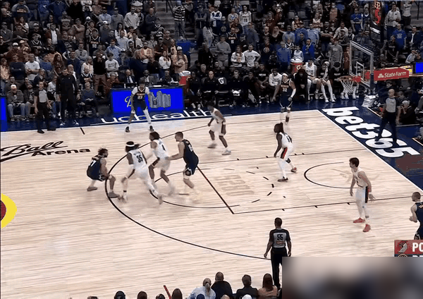 NBA走步规则，就是个笑话。 你看约基奇那球，收球后轴心脚都挪了，裁...