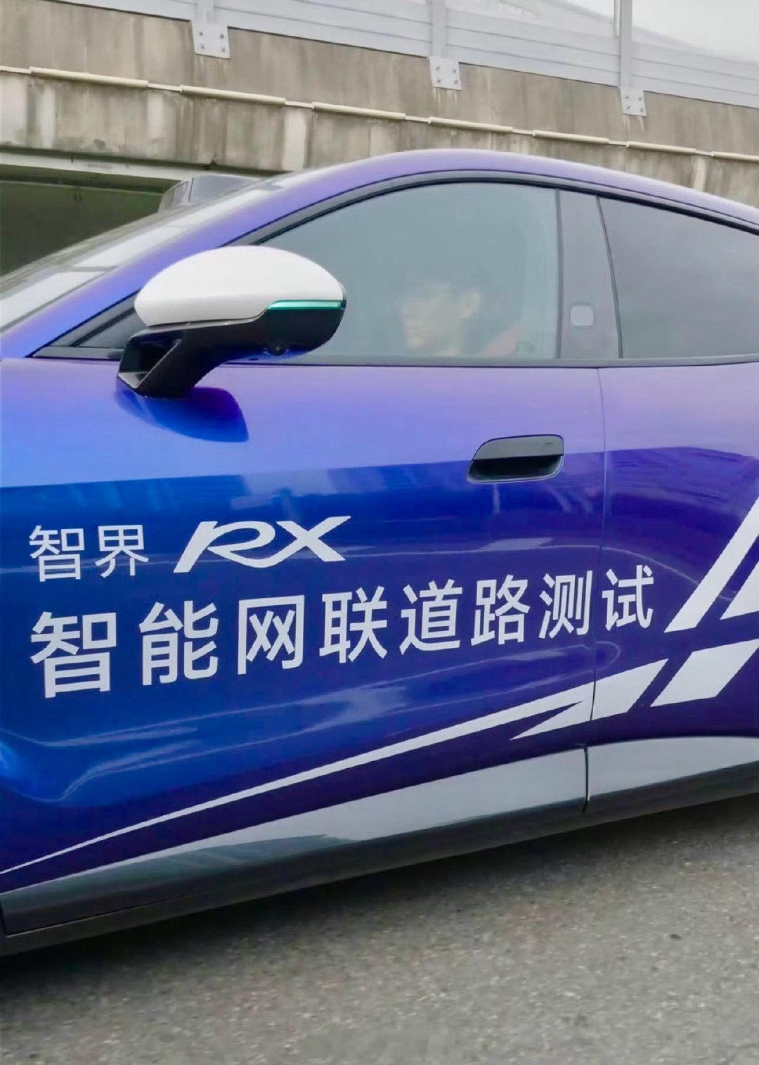 #智界RX获L3测试牌照#智界RX的L3路测终于不糊弄了，直接上城市快速路。 
堵车、加塞、抢道、汇入汇出，全是咱们通勤天天遇到的糟心事。鸿蒙全栈兜底，开着稳当又省心。#华为[超话]##鸿蒙智行[超话]#   ​