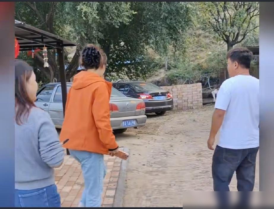 江西张曼玉两口子，硬是飞了几千里跑到陕北黄土高坡。白兄弟直接一挂鞭炮炸响了半条沟。
小贺扭头就上街，割肉剁馅，包饺子。屋里热气一蒸，桌上全是硬菜。这排面，比走亲戚还实在。
他们这交情，是海哥当初一句话牵的线。线上聊了两年，线下第一次见面，处得跟亲兄弟一样。
张曼玉端起碗就说，这饺子，比城里大饭
