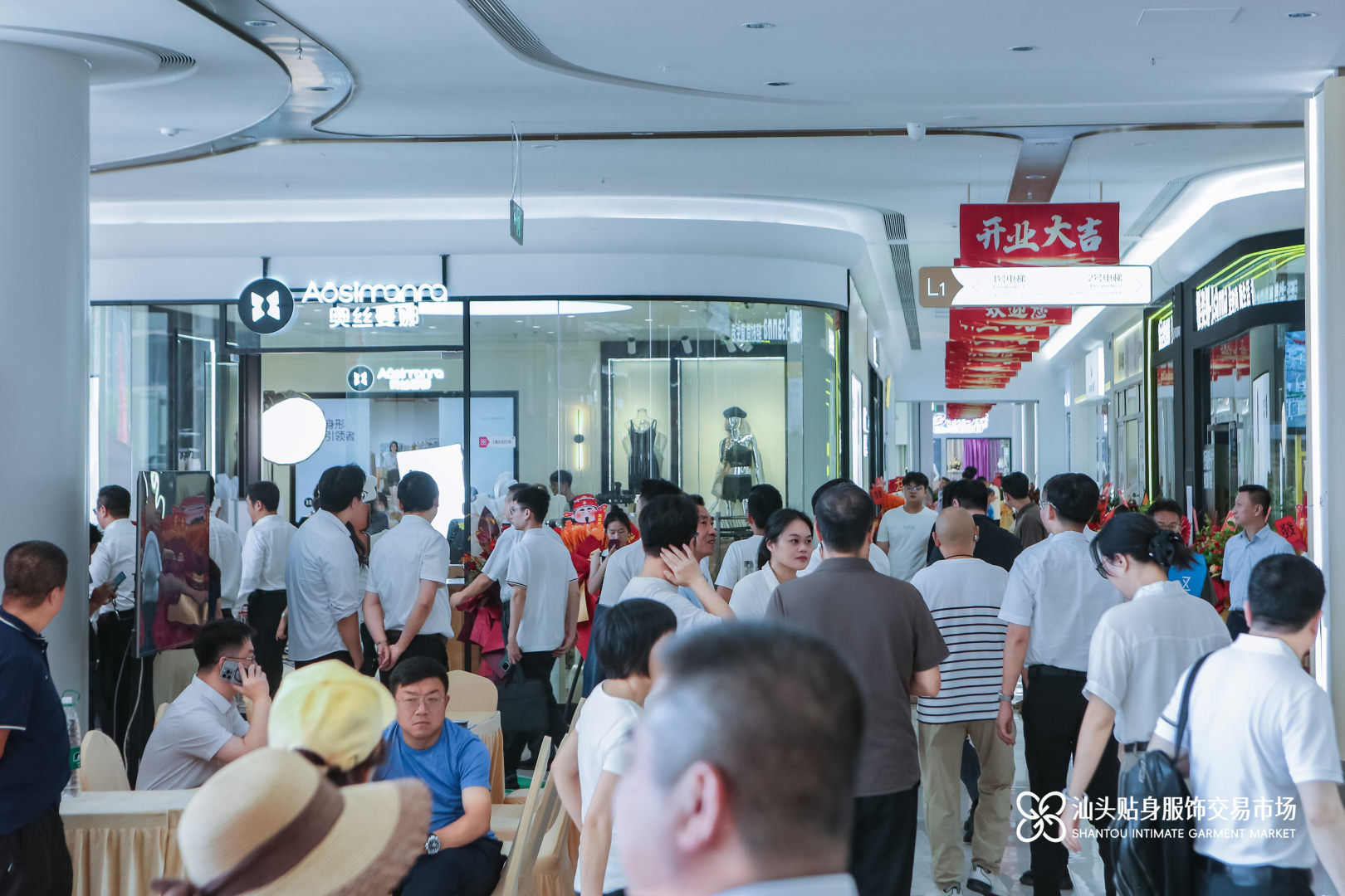 【#广东再添千亿级纺织产业超级航母#】#粤东最大贴身服饰交易市场开业# 8月18日，位于汕头市潮阳区谷饶镇的汕头国际纺织城内，随着多位主礼嘉宾共同推动启动杆，“广货行天下·潮品通全球”汕头贴身服饰专场活动正式启幕，汕头贴身服饰交易市场也正式开门迎客。目前已有510个铺位入驻，入驻率超90%，汇 ​
