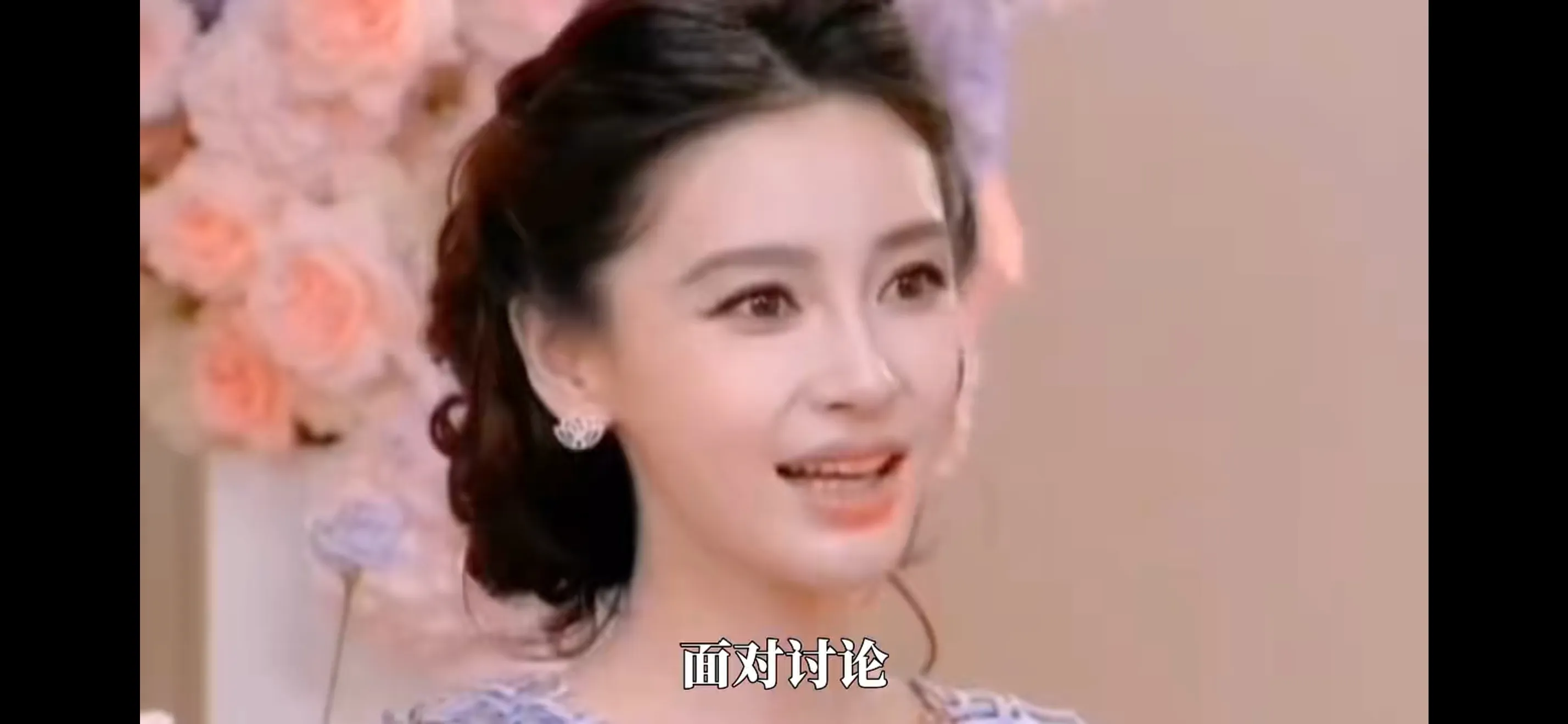 Angelababy温柔回应“显老”争议：高清镜头下的真实，比完美更动人

10月18日，面对网友关于面部状态显老的讨论，Angelababy没有回避。她坦言，高清镜头会放大眼纹、法令纹，观众要求也高，一句“我觉得好难想哭，但是没有关系”，委屈里带着释怀。此前直播中她也提过类似感受。没有强撑完美人设