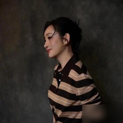 秦海璐这身穿搭，把“不好惹”三个字焊在身上了。条纹Polo衫扎进咖色半裙，没露一点肉，却比露肉更让人不敢造次。
她这两年戏路也狠。《雷霆令》里演缉毒队长白桦，寸头、素颜、眼神带刀，审讯戏一句废话没有。戏外走金鹰红毯，照样是这套逻辑，不靠礼服博眼球，靠肩颈线条和站姿压场。
中秋晚会更绝，别人唱个歌