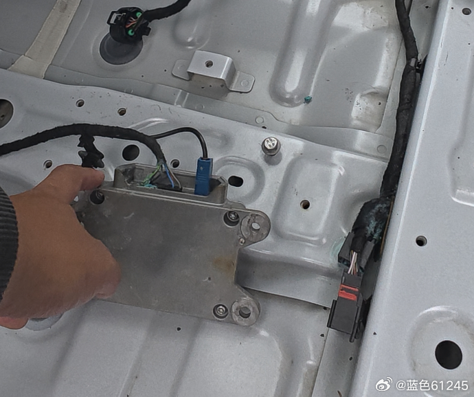 #赛力斯[超话]#  提车14个月，正常用车9个月，漏水泡水+维权5个月，买问界M8,享过山车人生[赞][赞][赞]正式记录等待问界主持公道的第十二天                      本人为问界M8增程Ultra六座车主，车辆3月份送官方指定4S店更换前挡风玻璃，因前挡风质量不合格造成车辆泡水受损至7月19日才发现。该门店 ​