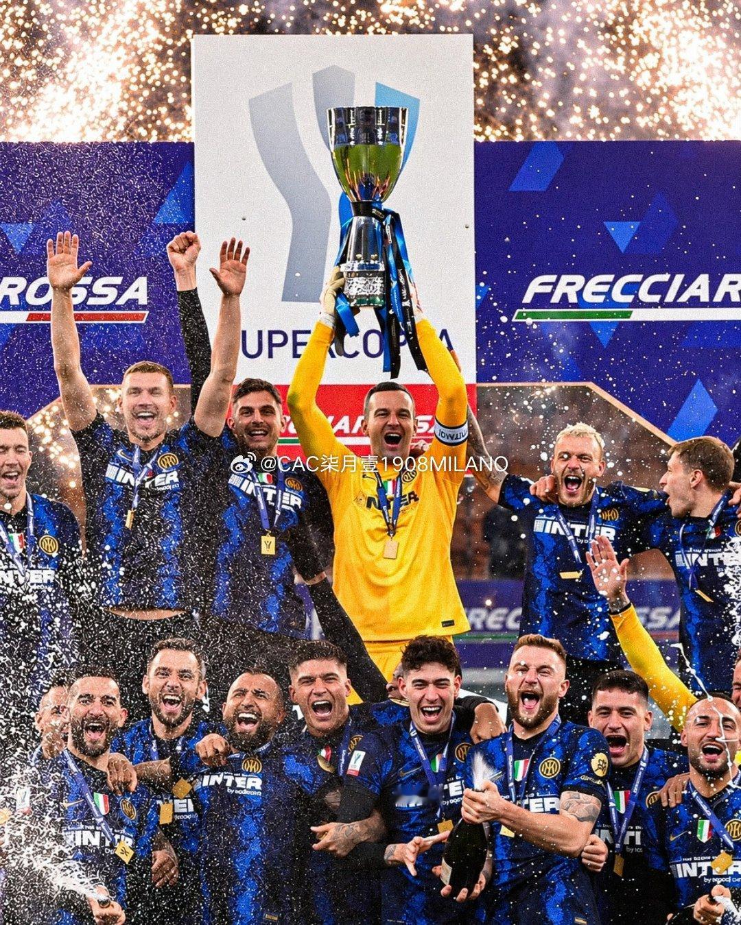 意大利超级杯，
重回圣西罗朱塞佩'梅阿查球场🏆⚫🔵
国际米兰对阵拉齐奥—2026年12月22日
 
这项赛事连续四届在沙特阿拉伯举办后，奖杯争夺战重回意大利本土，依旧采用单场决胜制，蓝黑军团以意甲冠军+意大利杯冠军身份出战，拉齐奥则是以意大利杯亚军的身份入围。

还记得最后一分钟绝杀死敌的快 ​