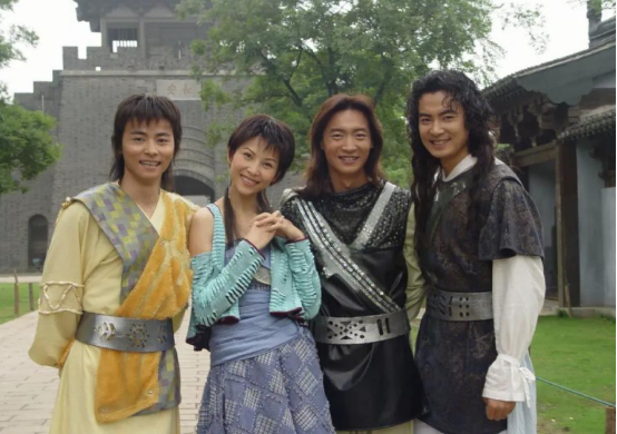 2004年，他花260万在北京买了两套连厕所都没有，破破烂烂的四合院，遭到了朋友