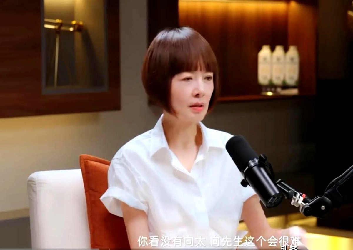 谁能想到呢？
向华强这种级别的大佬，居然也会怕别人说他“靠老婆”。
向太亲口盖章的：这话，他自己能说，外人绝对不能提。
太有意思了。
刚刚刷到这段采访，真的是一秒钟把婚姻里那点隐秘的人性扒得干干净净。
其实大家都知道，向太在这段关系里出钱又拼命，绝对占了六成以上的功劳，连向华强自己平时也天天挂在嘴边