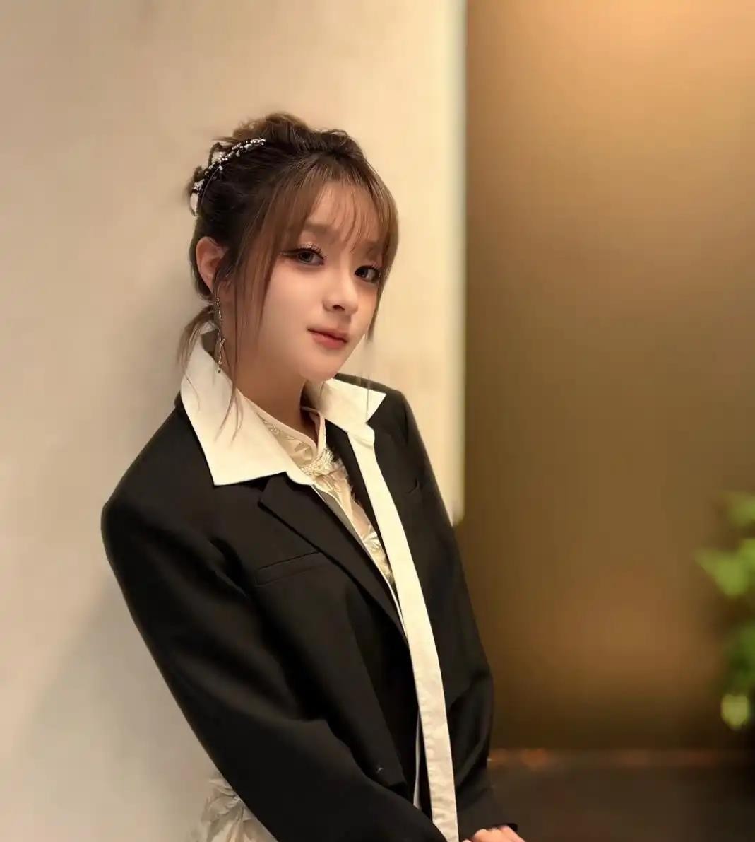 美依礼芽离婚了，跟那个日本吉他手，四年婚姻就这么结束了。
说起来她老公一直在日本弹吉他，她2023年上了浪姐之后事业重心全在中国，巡演综艺排得满满当当，两个人隔着一片海过日子，慢慢就聊不到一块去了。
还有一个挺现实的事，她在中国赚的钱比在日本多多了，2022年那会儿中国收入只占两成多，到2025年已