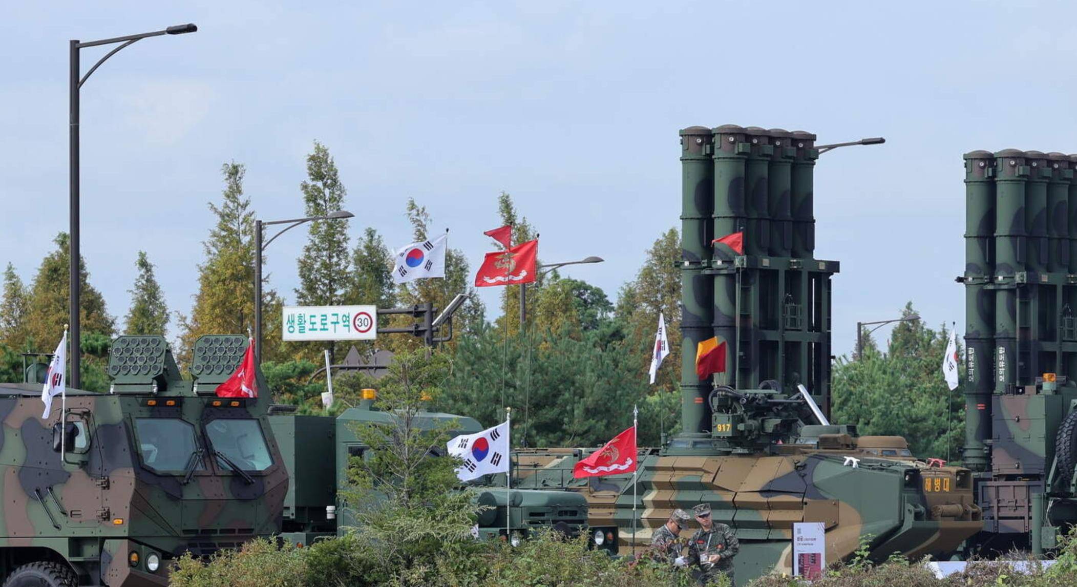朝鲜连续导弹发射却全程沉默，为何反倒让韩国陷入深度焦虑？
近期朝鲜在半岛海域密集开展导弹发射行动，反常的低调姿态彻底打乱了韩国及美日的预判节奏，愈发加剧了朝鲜半岛的紧张氛围。2026年8月以来，朝鲜已在短短两周内三次试射弹道导弹，不同于以往的公开官宣模式，朝方全程保持沉默，这种非常规操作让韩国各界的