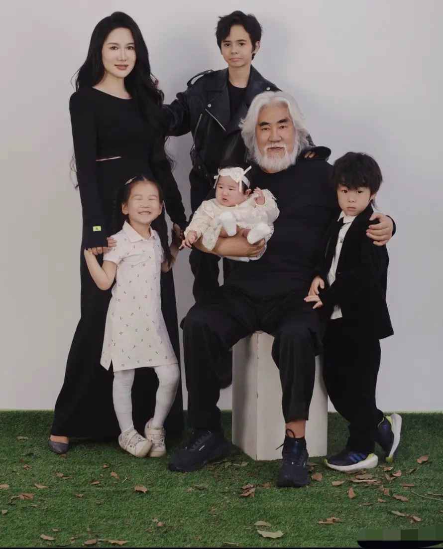 75岁张纪中与44岁妻子宣布，正在备孕第5胎！目标是生个“龙太子”！此前曾8年生4娃，最小的还不满2岁。

消息一出，热搜直接炸了。8年4个娃，最大的12岁，最小的还在怀里抱着，现在又要追第五胎。杜星霖在直播里说得轻巧：“越生越可爱、越生越聪明，家庭已进入良性循环”。这话听着漂亮，可仔细一琢磨，什么