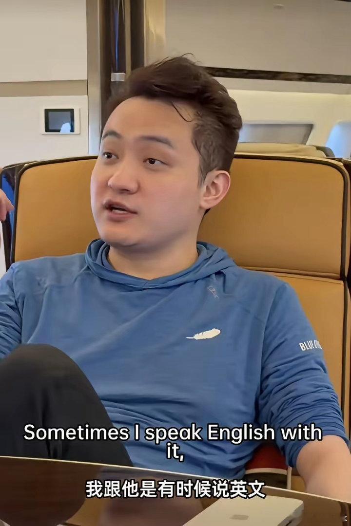 大家有没有发现，孙宇晨长的有点像贾宝玉，是贾宝玉的扮演者欧阳奋强，眉眼真的有点像哦。
这个截图是孙宇晨和朋友讲晚上要怎么提前睡觉，不熬夜，和Ai聊天，比如问Ai，哥们，今天怎么样？ ​