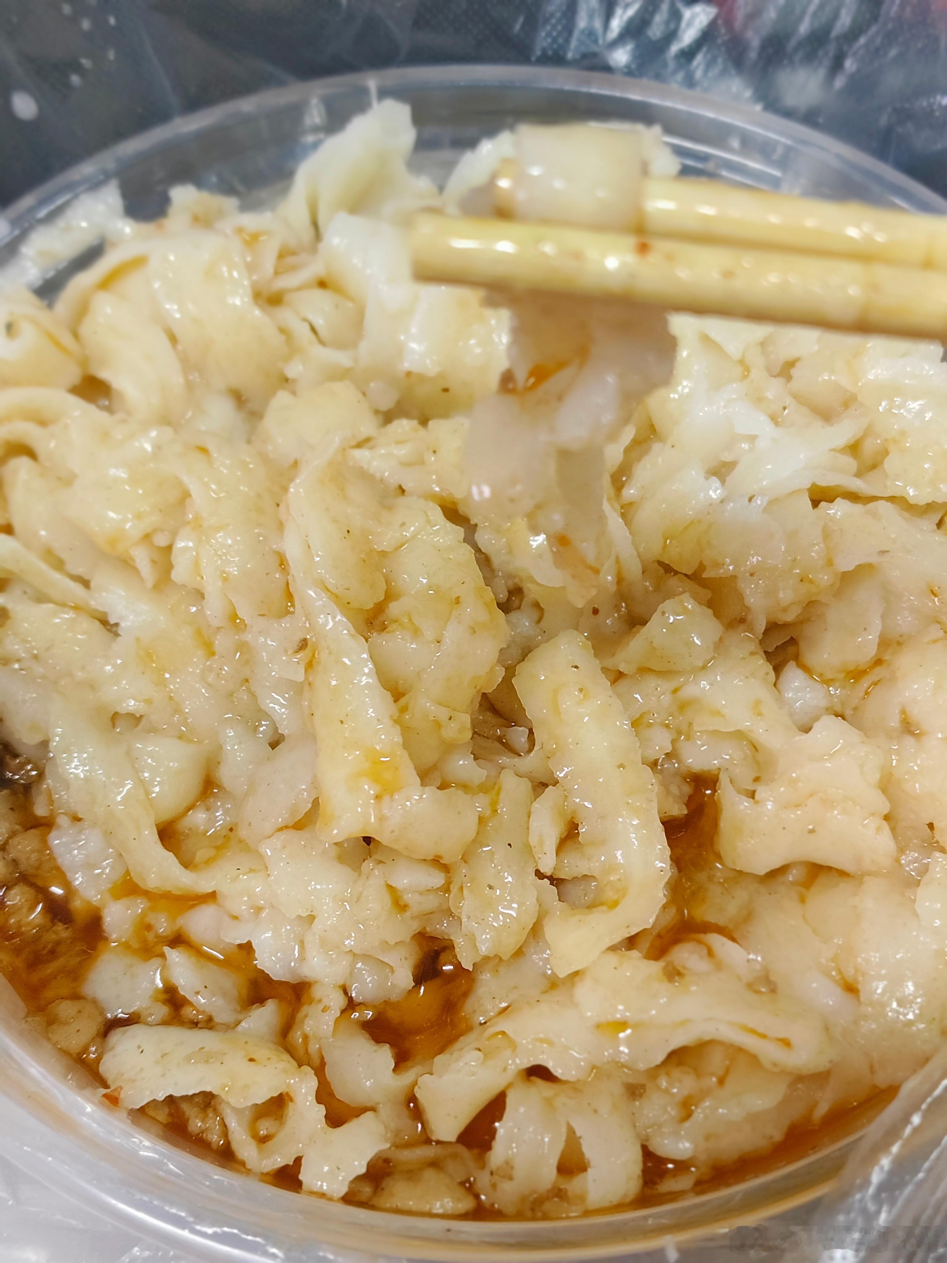 大学食堂，完全是美食荒漠，一份15元的板面，就差变成面糊了，食堂里全是食材加热工具，几乎全是预制菜，我不知道我到底在吃什么，我想出去吃，但是就算共享单车往返起步8元才能找到一家餐馆，性价比感人了，想要轻松不被晒的吃到新鲜的菜太困难了，我也要求不高，最起码不想见到发白的烂排骨和冷冻的 ​