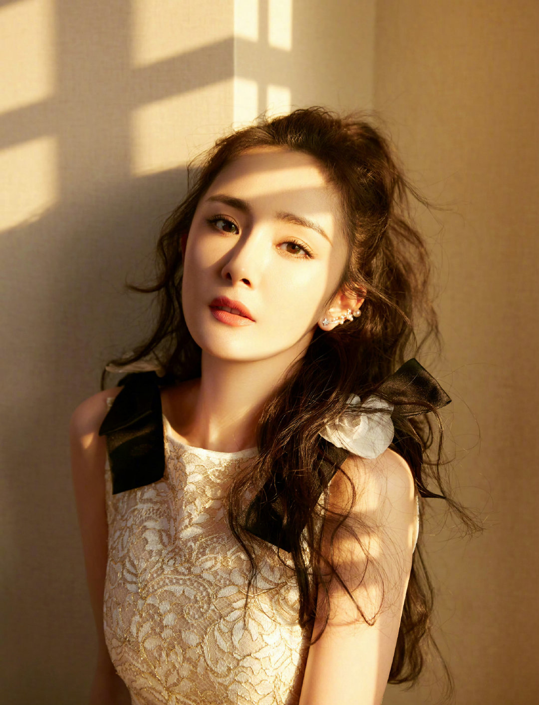 穿香奈儿假日系列，配高级珠宝，亮相腾讯视频星光大赏。#杨幂[超话]# ​