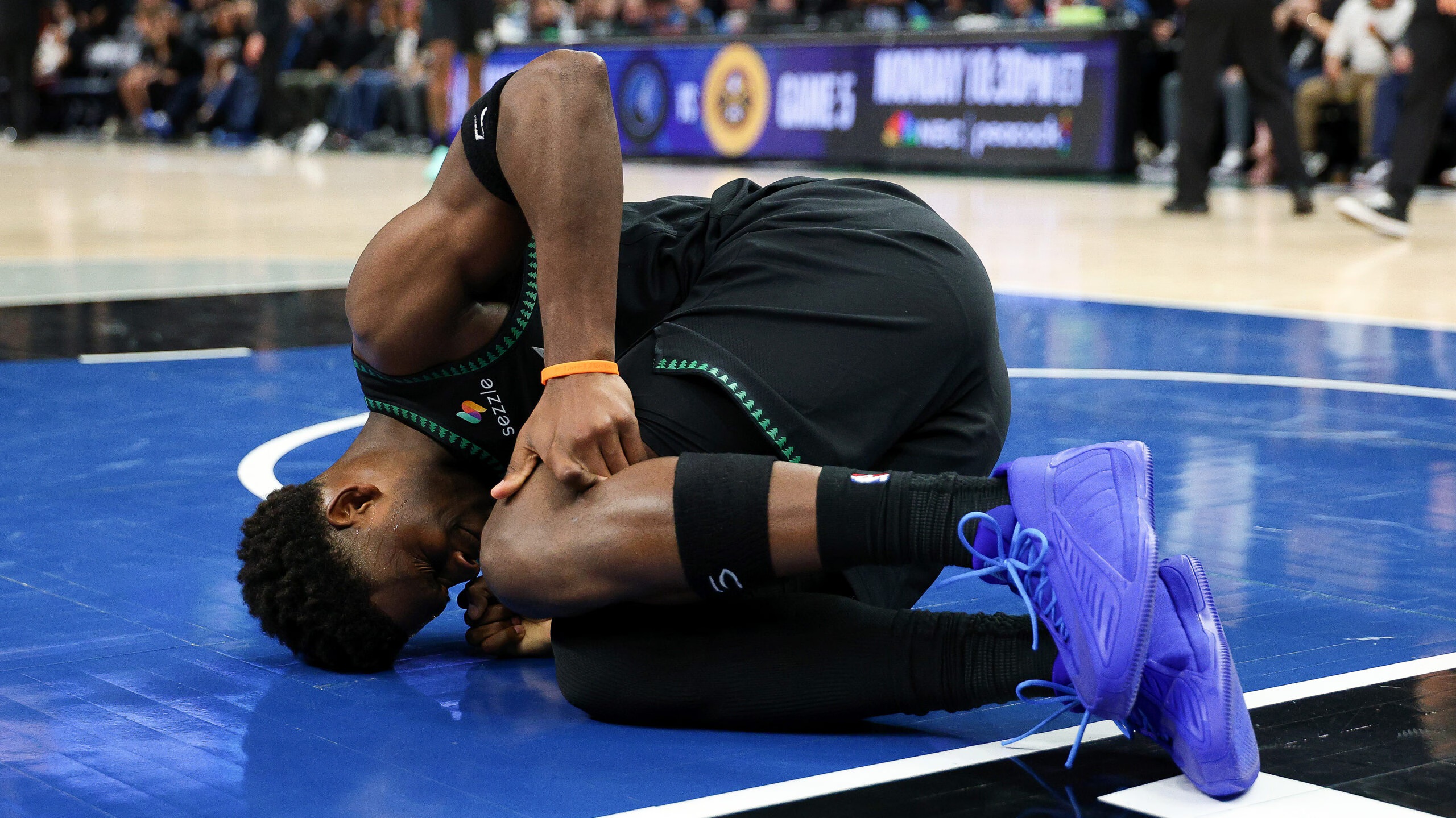 噩耗！森林狼双核重伤！迪温琴佐赛季报销，爱德华兹伤退 NBA 季后赛一...