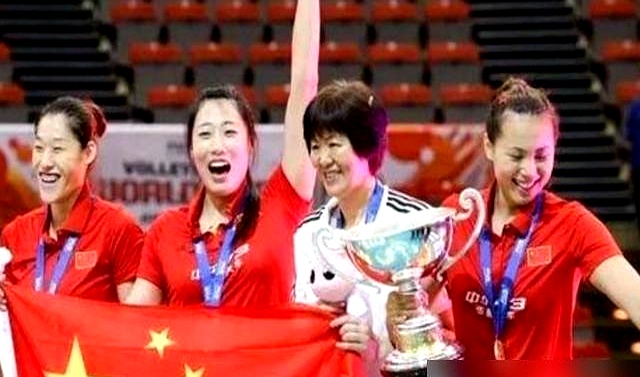 当年里约周期郎平带着女排苦战，前中国奥委会秘书长一句“换谁都能出成绩”，可把真金白银买票进场熬夜看球的球迷伤透了
 

这位拿过“亚排联终身成就奖”的要员，如今只留个“终身名誉主席”的头衔，深居简出绝口不提当年
 

身处高位时随口一句话就是风向，那些令人气结的赛事安排账目，大伙可都记着呢
 

庙