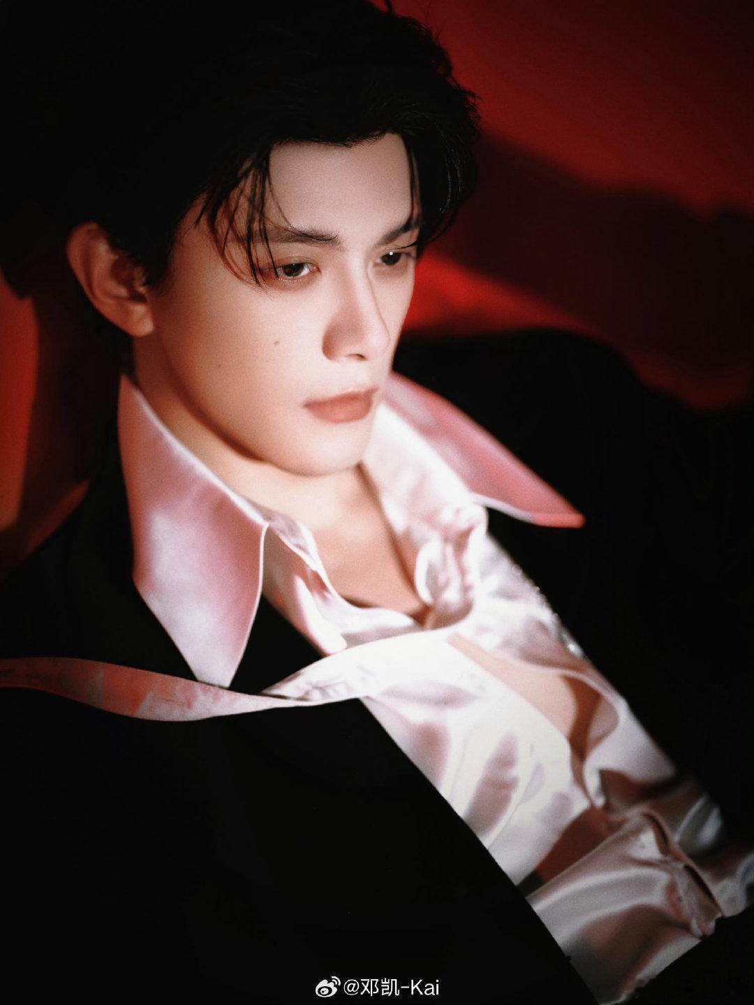 #邓凯沈青决# dk#邓凯# 

别人给你的期望都是别人的，你自己给你什么期望才最重要。太阳依旧会升起，哪怕照亮的只是废墟。你不要太在意别人怎么看你，你做好自己，大家自然就喜欢你。

​