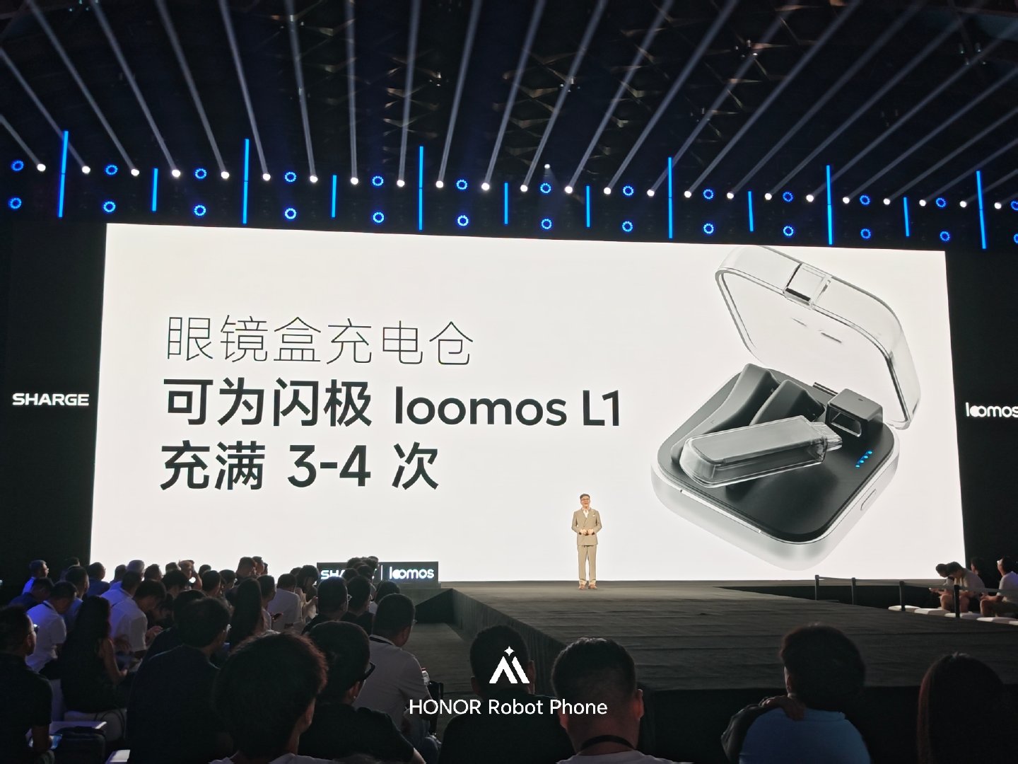 闪极第二代 AI 眼镜这个眼镜换电仓不错！ #闪极loomos# #闪极AI眼镜发布会# ​