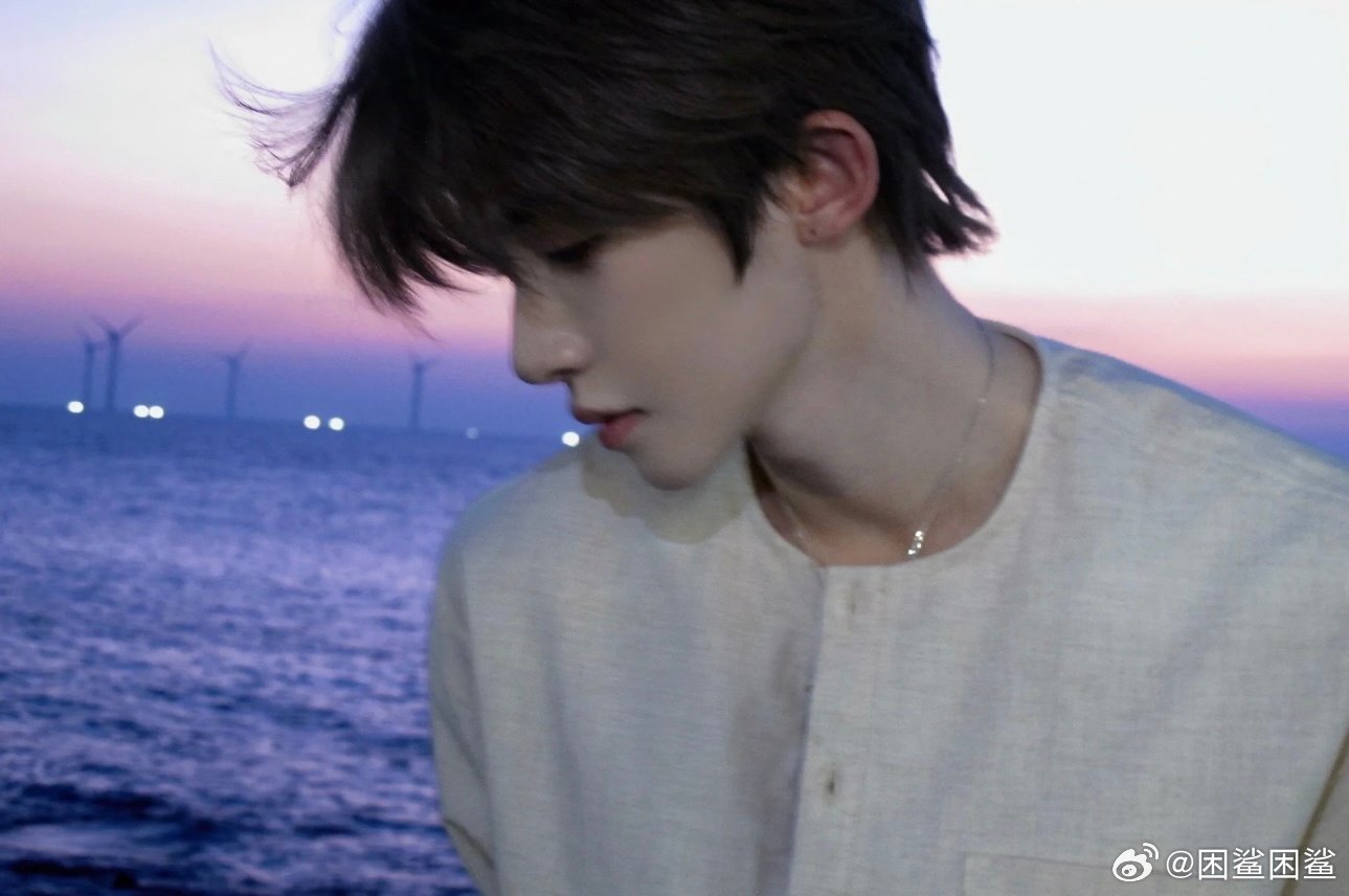#刘宇# ly#刘宇2026宇宙诗人巡演# 
海边 晚霞 爱人
​