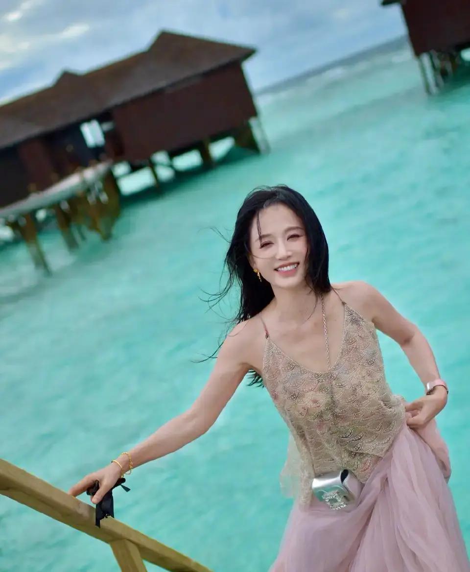 40多岁就彻底不接戏、不上节目，陈乔恩这日子过得比神仙还清净。
别的女演员到这个年纪还在拼命维持少女感，在各类生活观察类综艺里连轴转，她倒好，直接把工作节奏全部拉停。
和艾伦办完婚礼后，俩人似乎达成了默契，不跟风生娃，拎起行李箱就往全世界跑。
翻看她的日常，不是在海边吹风发呆，就是在异国街头找