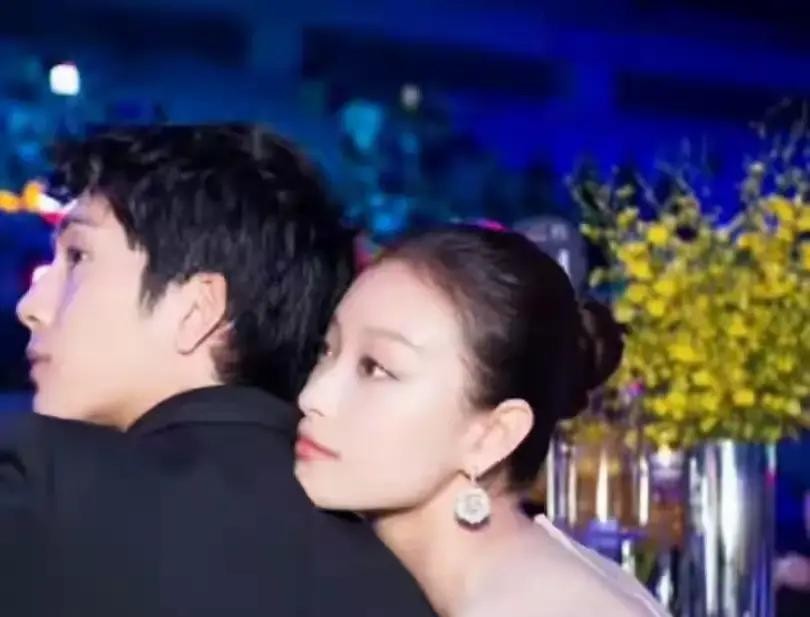 井柏然兜兜转转最后选了刘雯，很多人到现在还在替倪妮可惜，但真要把这几专个人的脾气摸透，就会发现刘雯才是最对的那个人

井柏然骨子里极其缺乏安全感，小时候的成长经历让他特别渴望一个早早落地的家。当年跟倪妮谈恋爱那会儿，他满脑子想的都是快点定下来结婚过日子，可那时的倪妮正是拼事业的黄金期，拍戏忙、剧组里