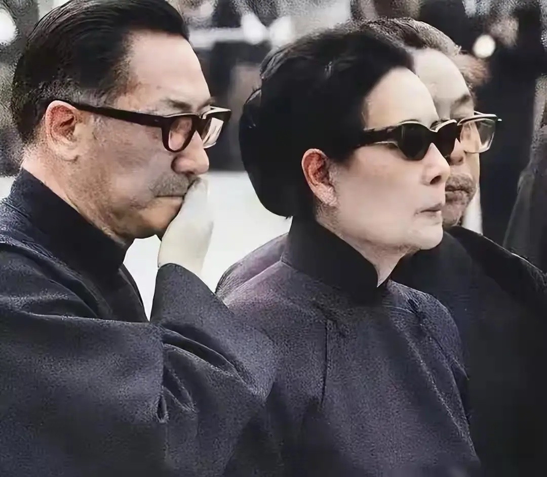 1975年，宋美龄和蒋经国、蒋纬国，在蒋中正葬礼上的一张合影