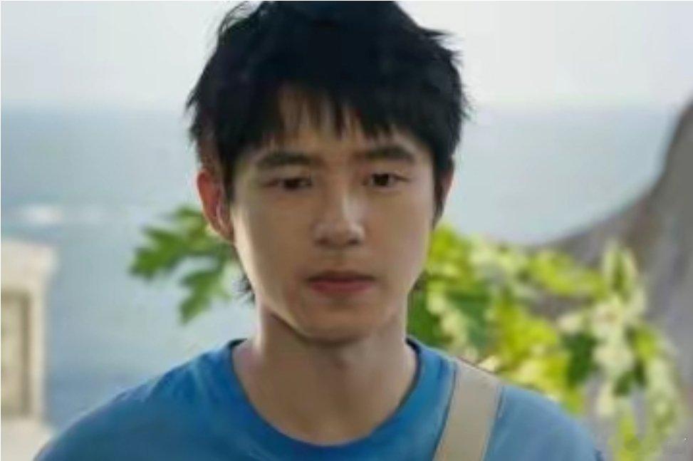 #刘昊然提醒李兰迪调整裙子#片场花絮看得人会心一笑，李兰迪将角色的鬼马特质带到现实，经常逗得刘昊然哭笑不得。这种松弛的搭档氛围，会给剧集加分不少。 ​