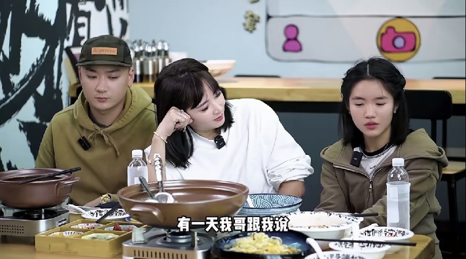 “有一天我哥和我说，那万一你这个后路全都没了呢？”原来一切早就有端倪，是李勒优太单纯，没早点看清。
镜头里，李勒优满脸笑容说自己有房有车又有店，一度不知道努力的意义在哪儿。直到有一天，崔晋对她说：“那万一你这个后路全都没了呢？”听李勒优复述这话时，崔晋的表情耐人寻味。
晋妈面对镜头坦言，希望李勒优懂